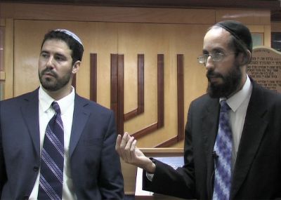 מפגש מצולם בין הר' אברהם חזן לר' דורון לדווין בנוכחות תלמידי ישיבות הסדר